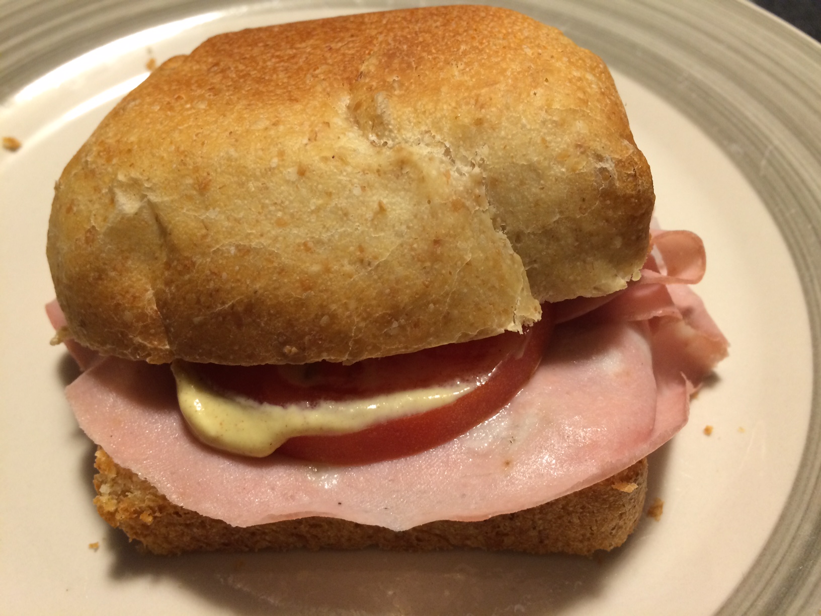 Sandwich de mortadela boloñesa, mostaza, tomate y rúcula