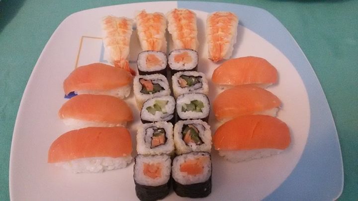 Esto son 2 paquetes, inclye su salsa de soja, jenjibre y wasabi (todo congelado) ;P