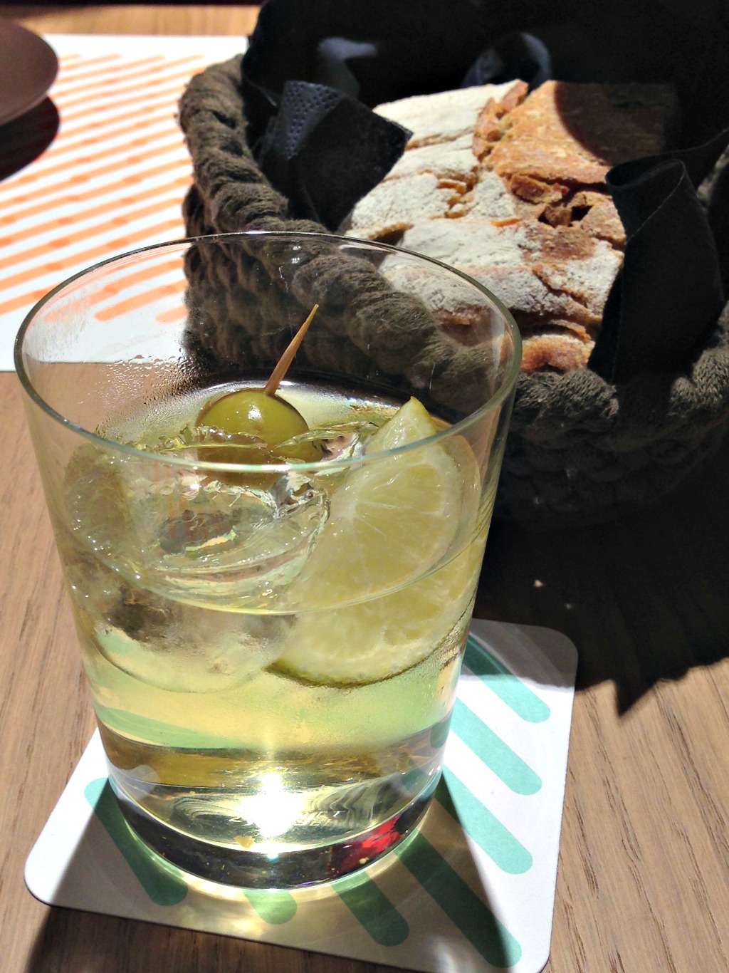 Ma Khin Cafe vermuts y pan