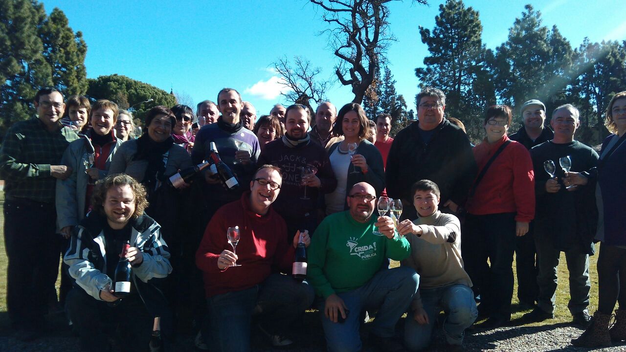 Grupo brindando con Raventós i Blanc.