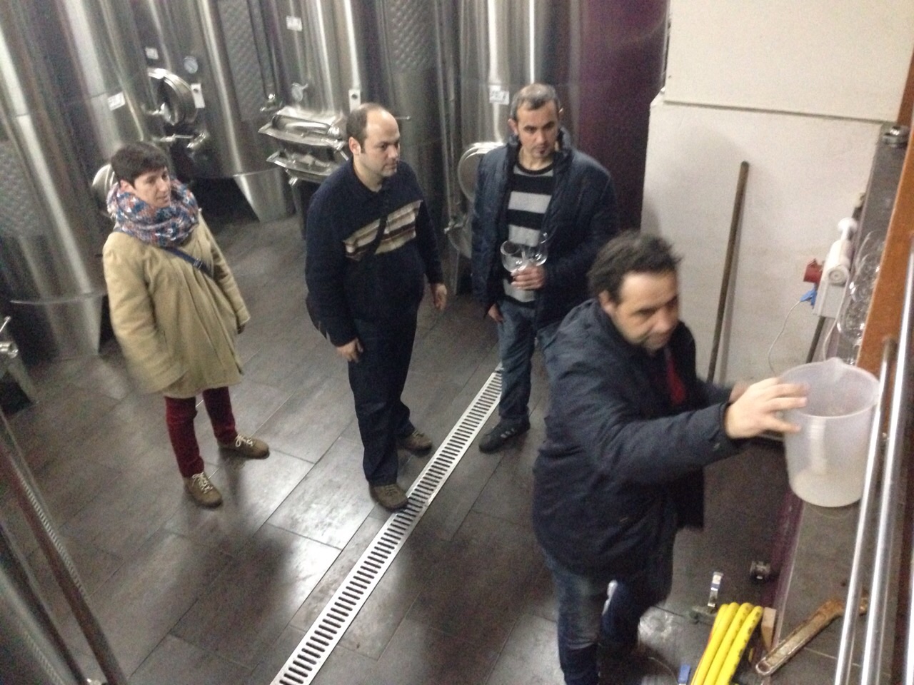 Comentando el vino base.