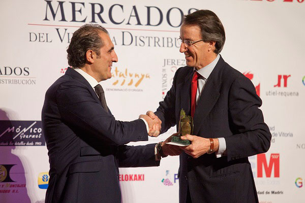 Rodolfo Bastida, director general de Ramón Bilbao, recogiendo el premio.