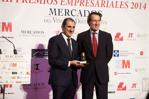 Rodolfo Bastida, director general de Ramón Bilbao, recogiendo el premio