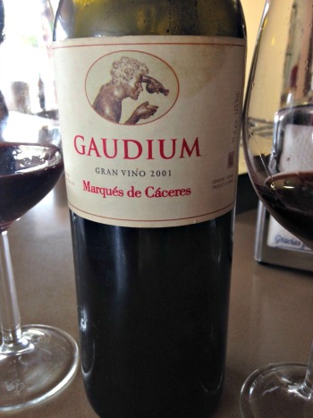 Gaudium 2001 de Marqués de Cáceres, gentileza del amigo Paco Santamaría de la Taberna El Vermut. Vivito y coleando con mucha elegancia a sus 14 años