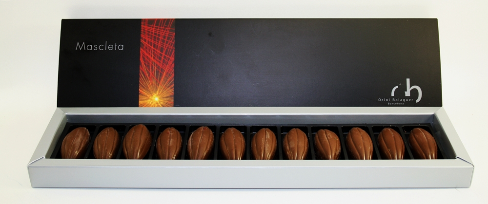 Se trata de uno deliciosos bombones de chocolate con leche en forma de haba de cacao, con un interior realmente sorprendente, formado por un ganache de mandarina salpicado con divertidos PetaZetas. ¿Algún valenciano que los haya probado? :-)