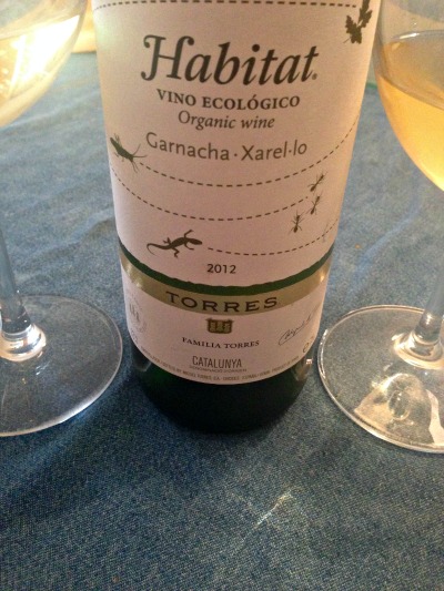 Habitat Blanco 2013 Vino Ecológico. Un corte de vino blanco muy diferente a los otros blancos de Torres que he probado. Equilibrio muy bien logrado entre la garnacha blanca y la xarel.lo