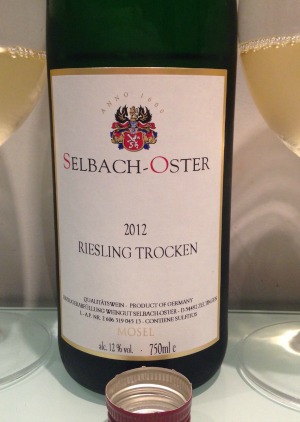 Selbach-Oster 2012 Riesling Trocken: creo que nos adelantamos un poco abriéndolo y que un año más de guarda le habría venido muy bien. Aún así rico y fresco.