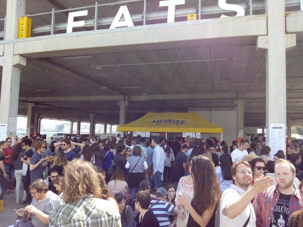 Cerveza Moritz a 2,-€, cervezas artesanales a 3,-€, botellín de agua a 1,-€,... Siendo BCN, no puede decirse que fuese caro. Eso sí, la cola era impresionante :-S