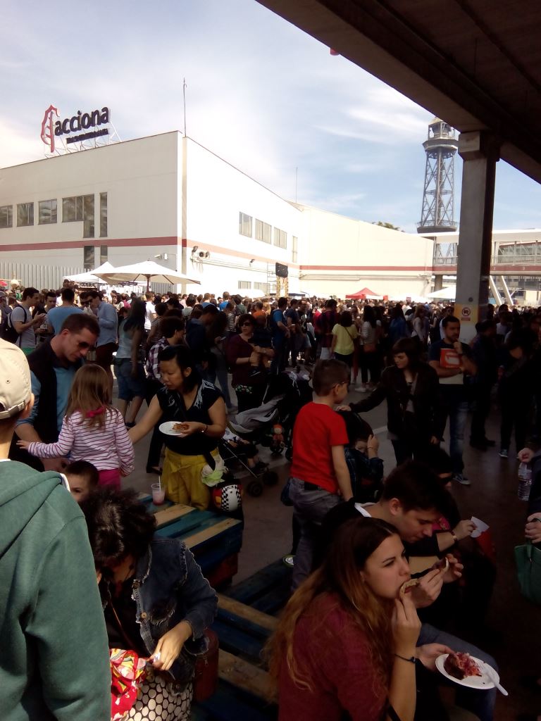 A pesar de habilitarse un espacio considerable para comer más o menos cómodamente, resultó claramente insuficiente :-|