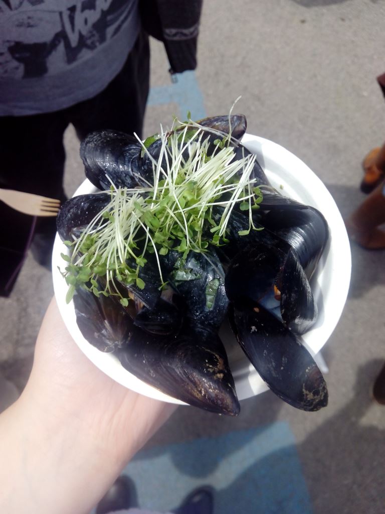 Unos mejillones ahumados con salsa thai de Casa Xica con un aspecto más que sospechoso y sumamente complicados de comer de pie. Se fueron casi íntegramente a la basura :-(