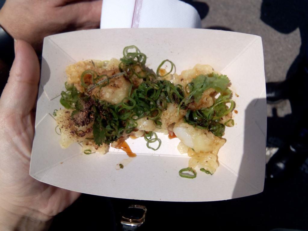 Calamares rebozados con cilantro para aburrir y salsa de soja. Realmente crujiente el rebozado y tierno el calamar. Para forofos del cilantro :-)