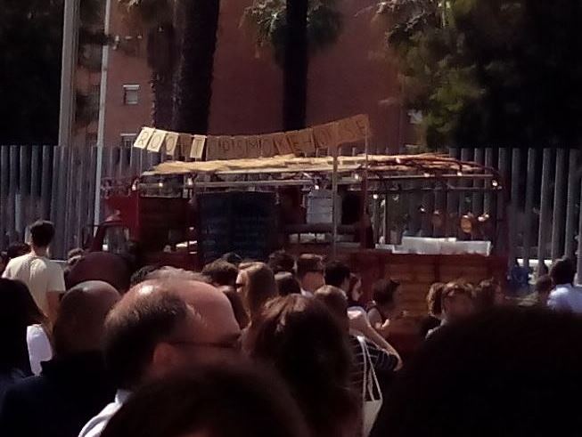 Esta foto la tuve que hacer con zoom... Hacia las 15 h. el recinto estaba "abarrotao" :-D
