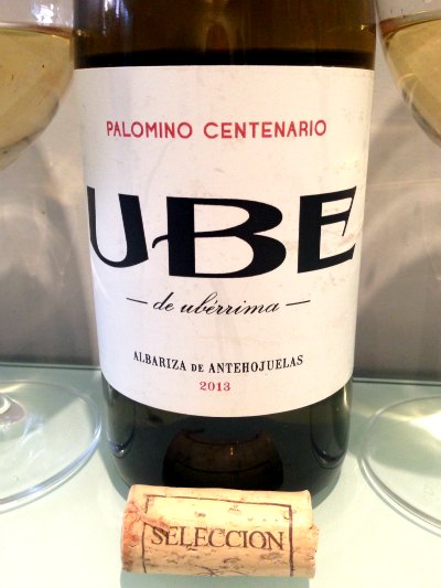 UBE Palomino Centenario 2013: La maravillosa exaltación del palomino viejo realizada por Ramiro Ibáñez Espinar, te pierdes en su nariz con tal abanico de aromas, y la boca, es una declaración de principios, mucha personalidad con infinita elegancia.