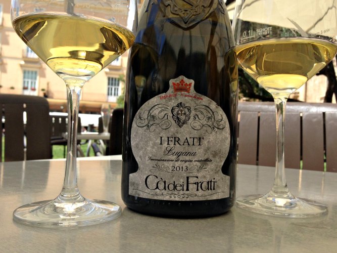 Lugana CadeiFrati 2013: una exquisita delicia italiana que empieza informal y acaba sorprendiéndote por su estructura y complejidad. Tomado en un restaurante a 21€ el PVP tiene que ser unos cuantos € menos por lo que excelente RCP