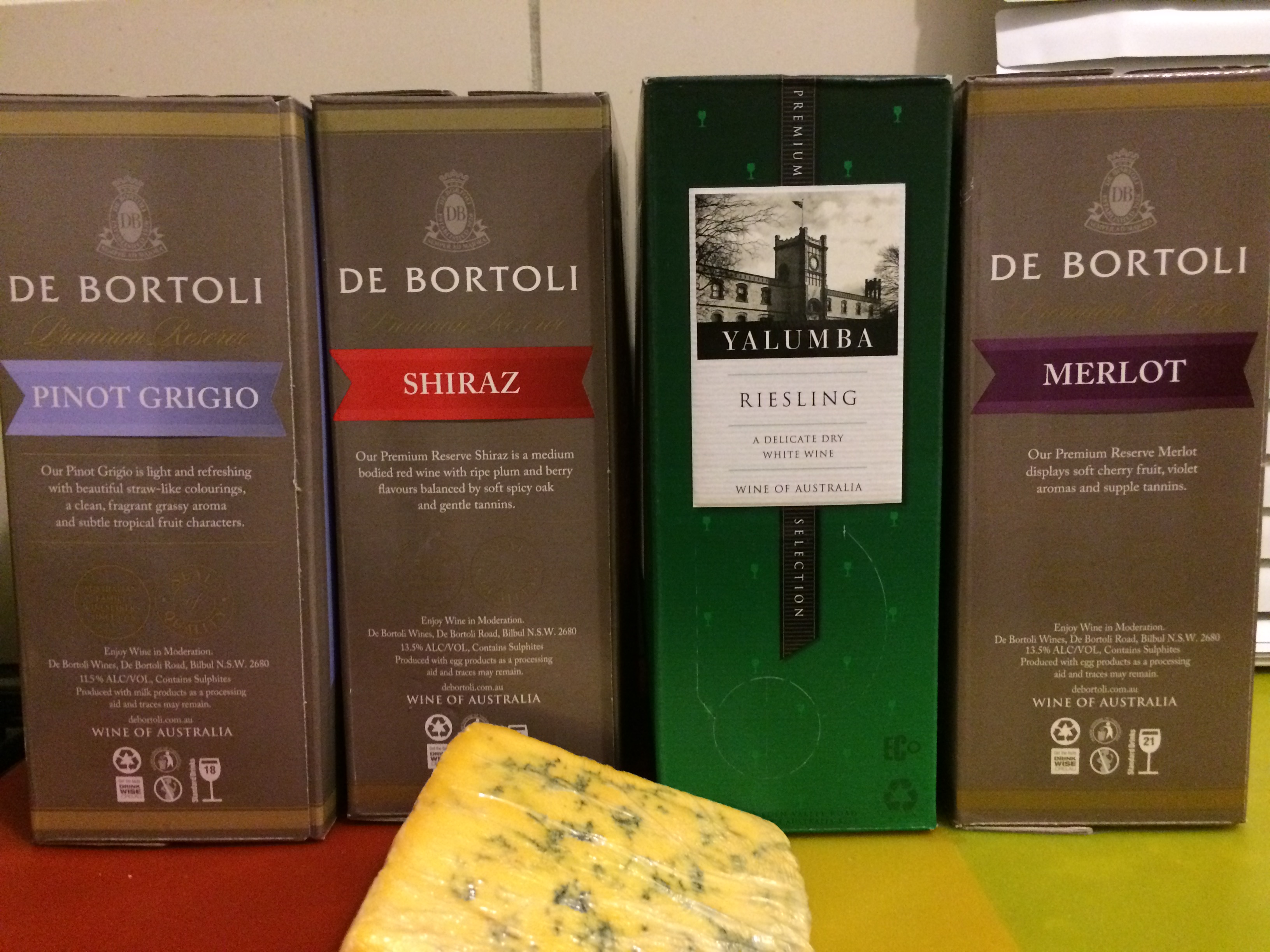 vinos normales australianos acompañados de una cuña de Sropshire blue, por si lo ve algun quesero xD