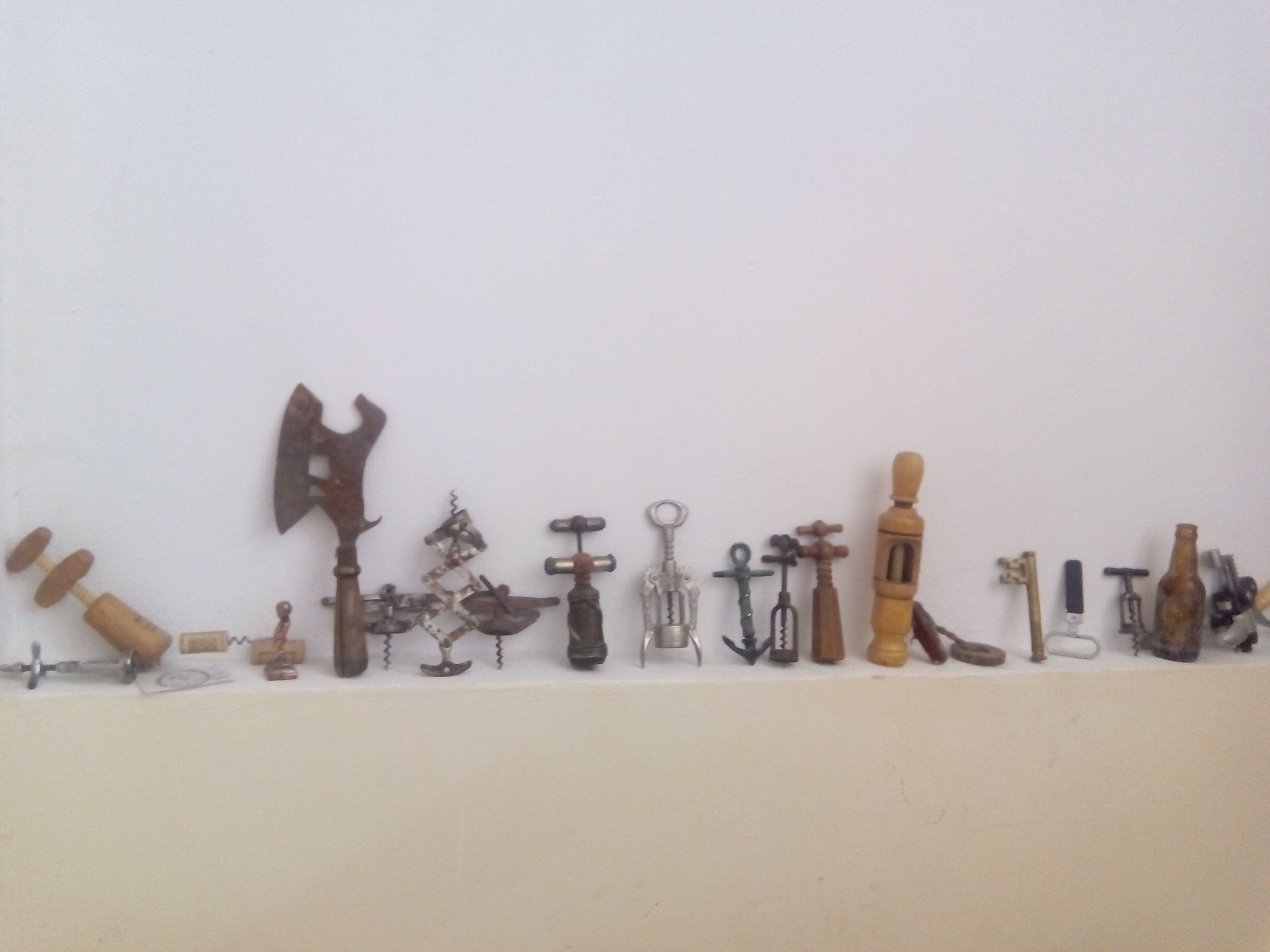 Y lo bien que se lo pasaron mis hijos descubriendo el arcaico utillaje que decora la bodega...