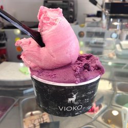 Helado de rosa y frambuesa acompañado de helado de violeta y arándano... Per a llepar-se els dits!!! :-P