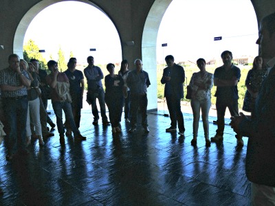 Foreros atendiendo las primeras explicaciones en Bodegas Campillo