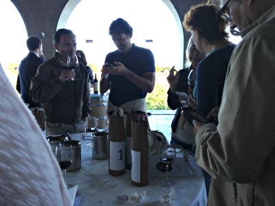 En Bodegas Campillos nos propusieron un mini-desafío muy, muy difícil, sólo uno de nosotros consiguió acertar