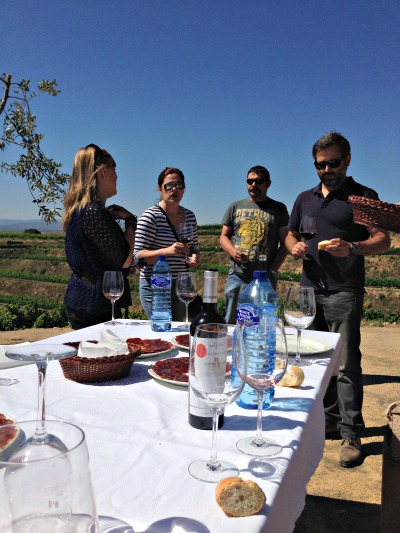 Los vinos saben mejor rodeados de viña y este monovarietal de garnacha estaba buenísimo ¿verdad Miryam777 y Usuba?