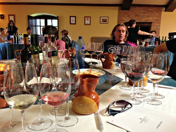 Catando la extensa gama de vinos de Barón de Ley, a destacar los interesantes varietales y la complejidad del Gran Reserva y del 7 Viñas