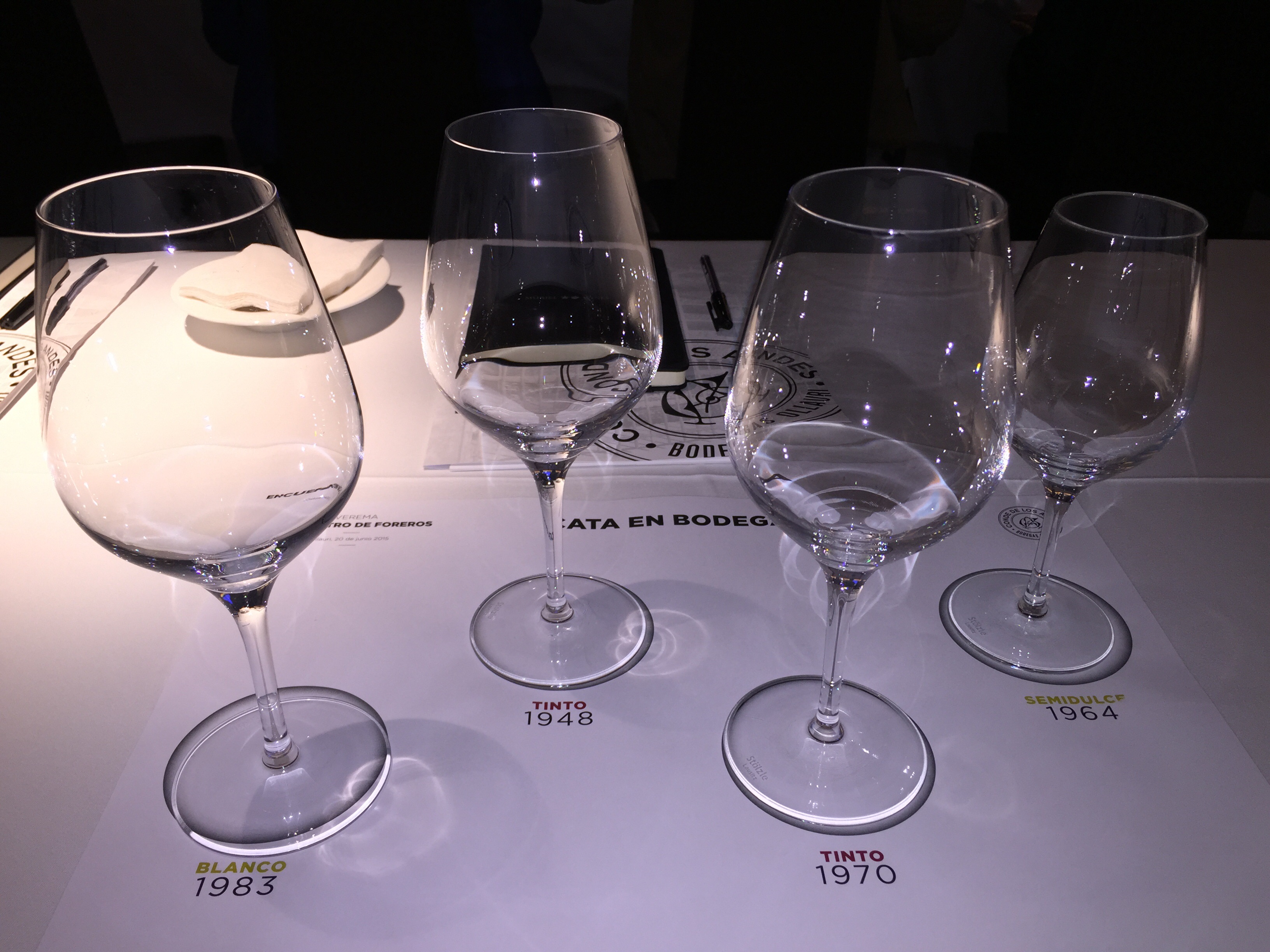 Y por supuesto espectacular la cata de los cuatro vinos "viejunos" que nos ofrecieron, todos ellos en un estado de forma espectacular (lo esperado habiendo visto el sitio donde han estado durmiendo...)