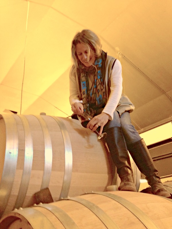 Visita a Las Moradas de San Martín: Isabel Galindo sacando muestras de barrica
