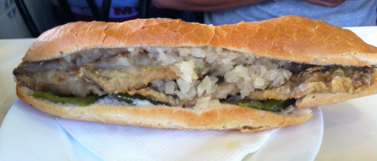 "Abaechet" rebozado con cebolla y pimientos verdes fritos