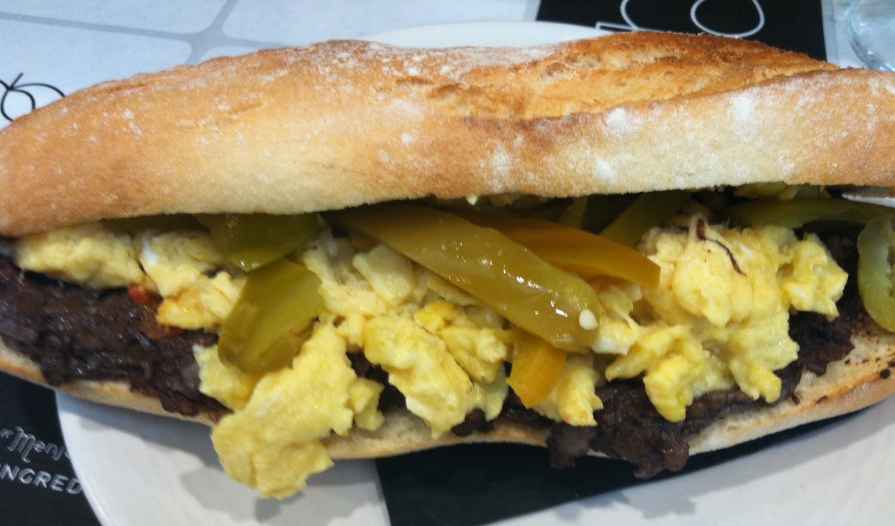 Morcilla Picante, Huevo Revuelto y Pimiento Encurtido