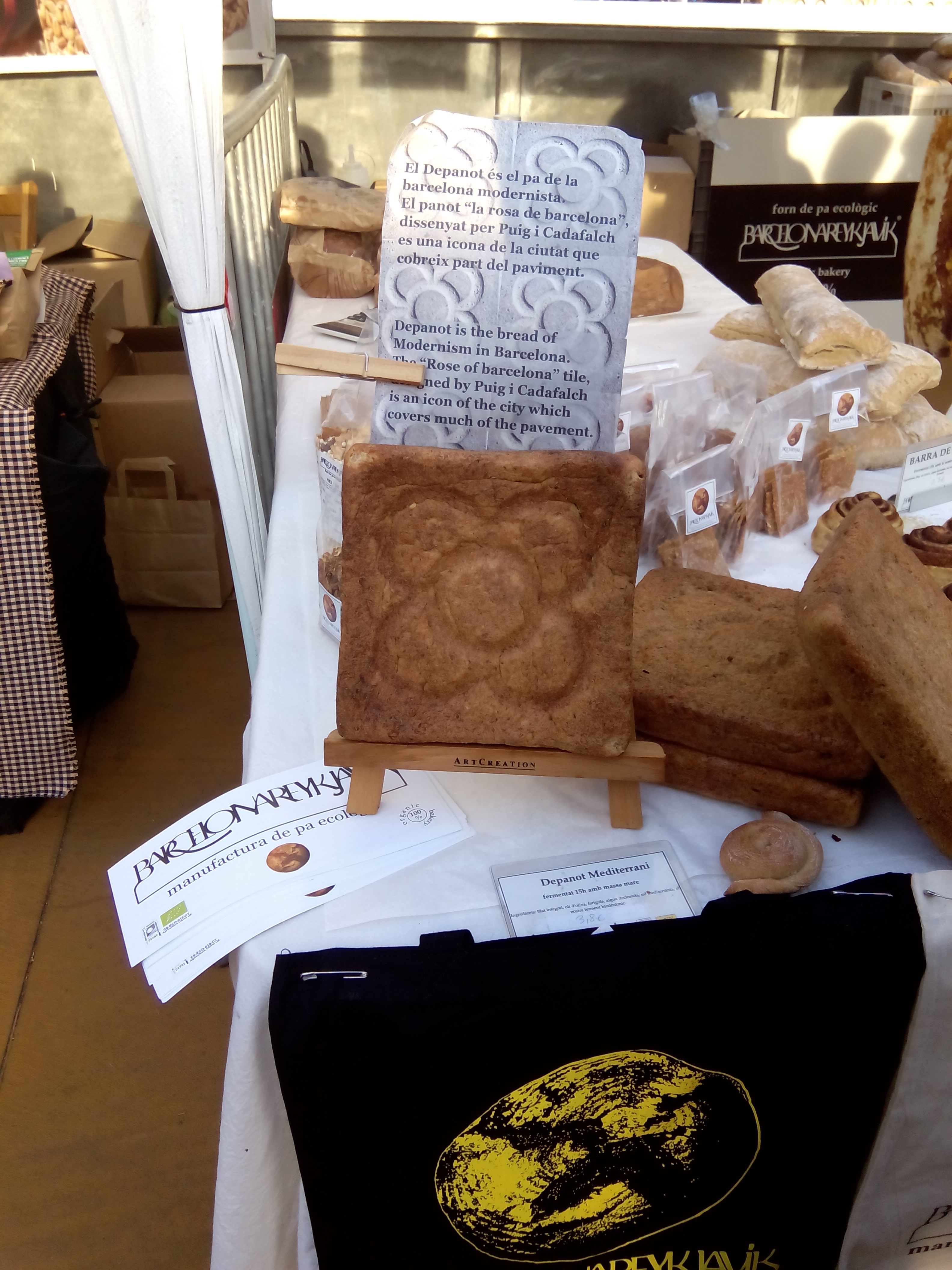 Lo que más me gustó del mercado: un pan con la forma del tradicional "panot" de las aceras barcelonesas, obra de la panadería Barcelona Reykjavik :-) 