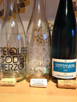 Y para celebrar en familia: Peique Godello y Peique Rosado 2014, muy ricos y refrescantes, seguidos por un cítrico y afilado riesling Steffensberg Weiser Kunstler 2012