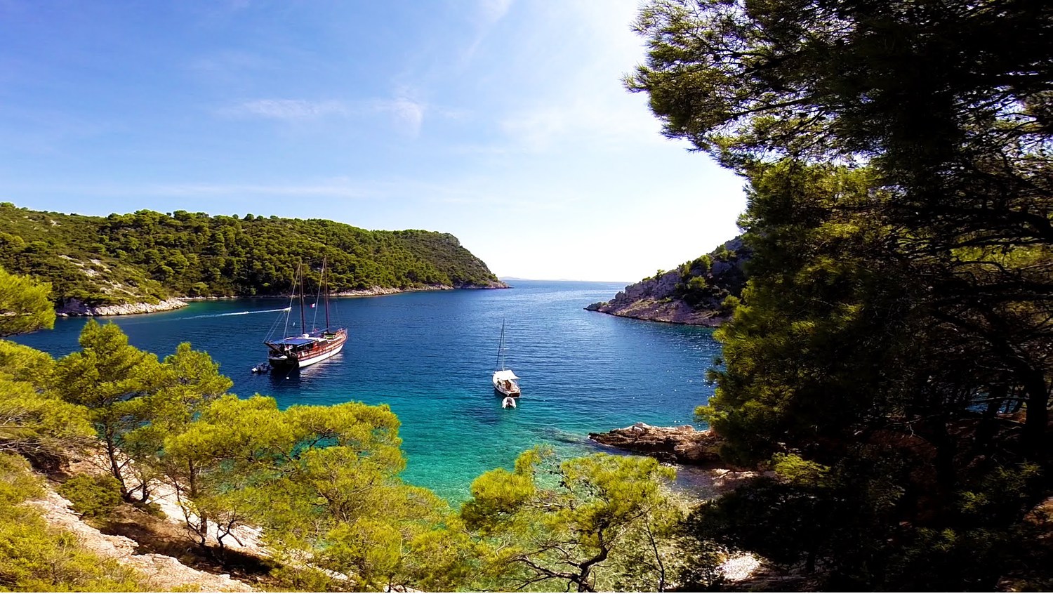 Hired yachts sailing in holidays in the islands of Solta