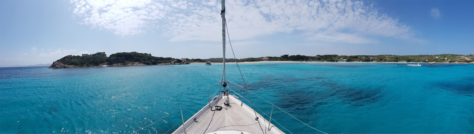 Hire sailboat anchored between Budelli, Santa María and Razzoli (La Maddalena)