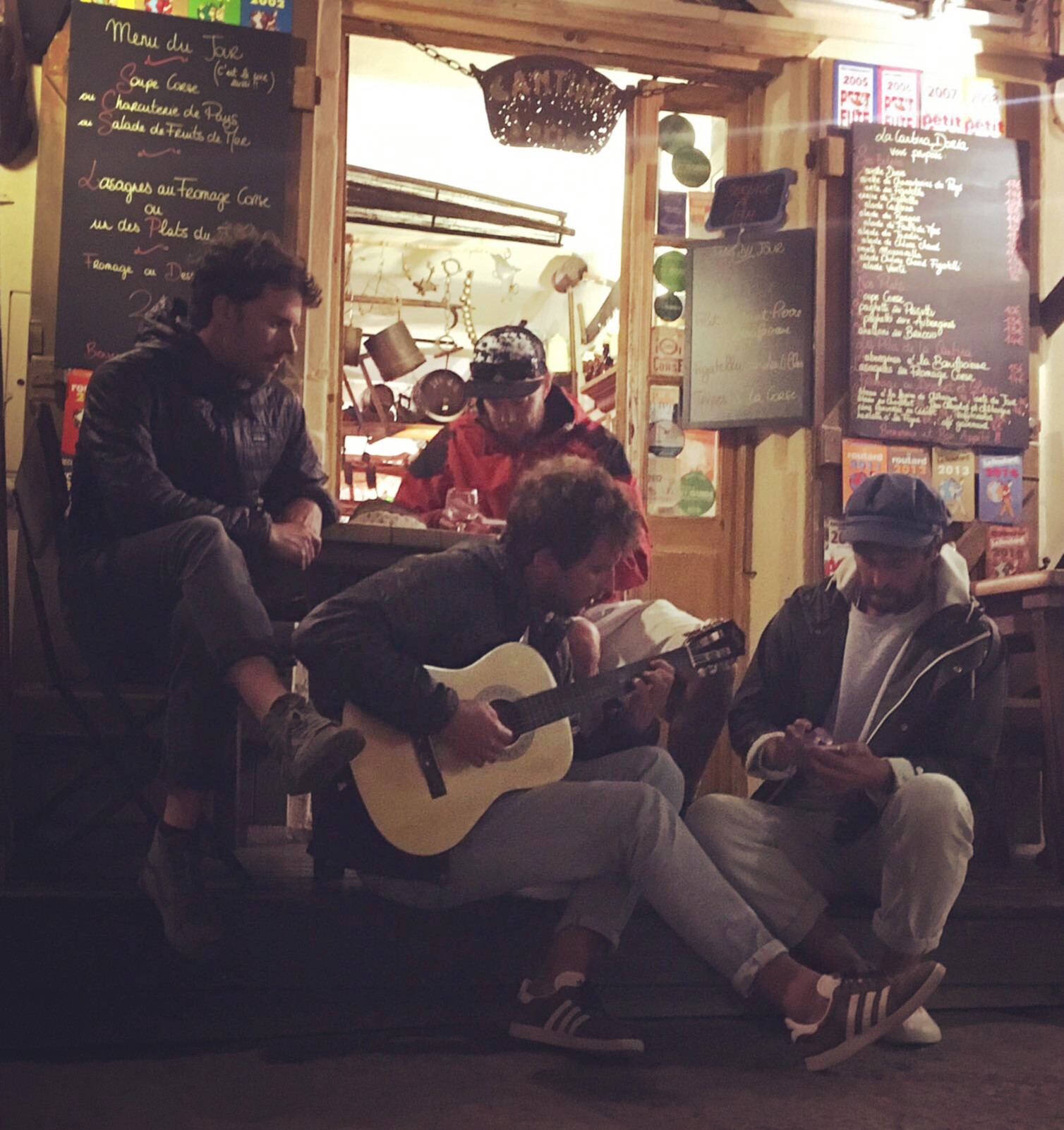 The Yanpy crew playing the guitar in a restaurant in Bonifacio (Corsica)
