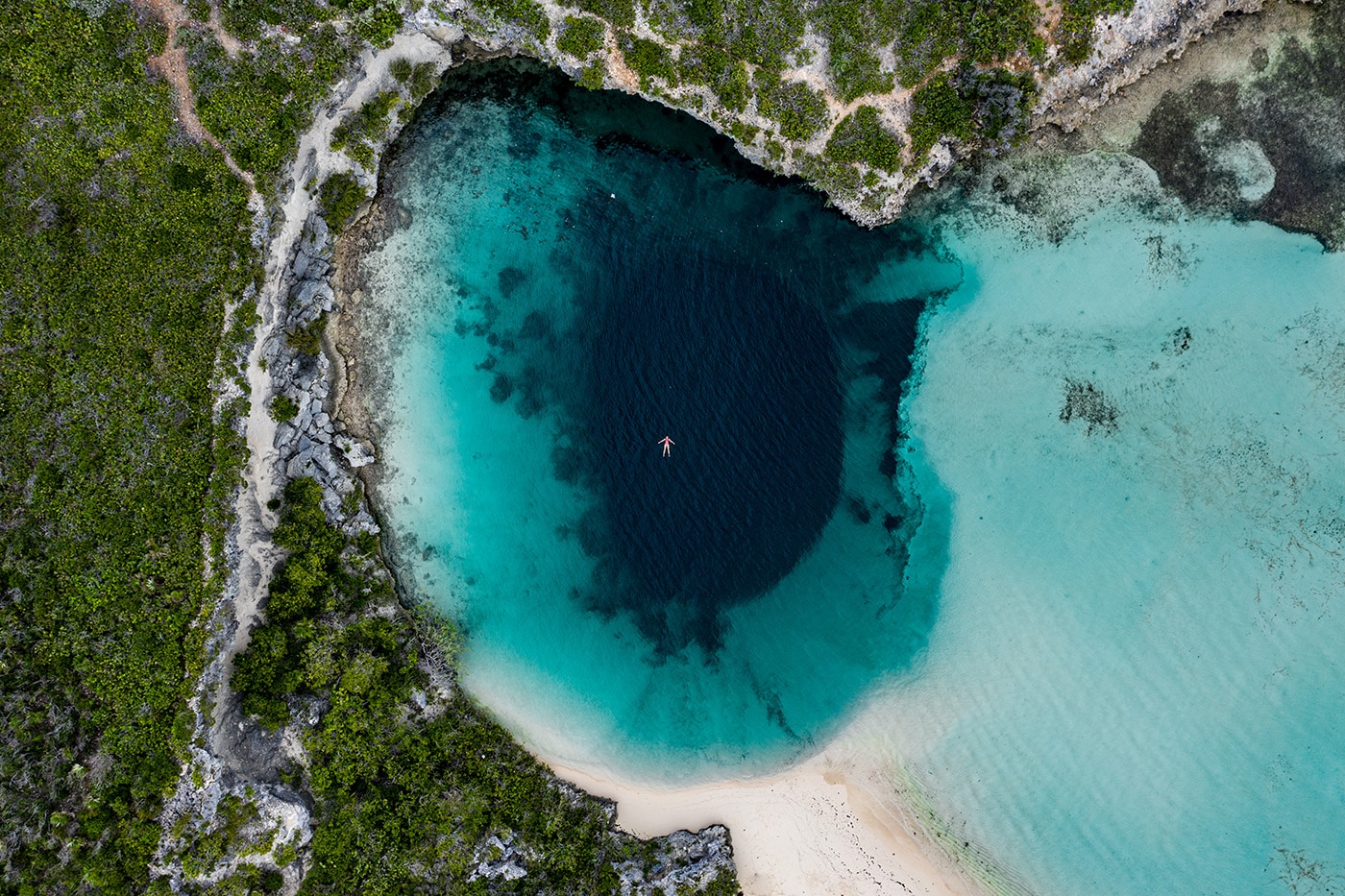 Caribbean yacht charter: Dean´s Blue Hole in Long Island · Bahamas