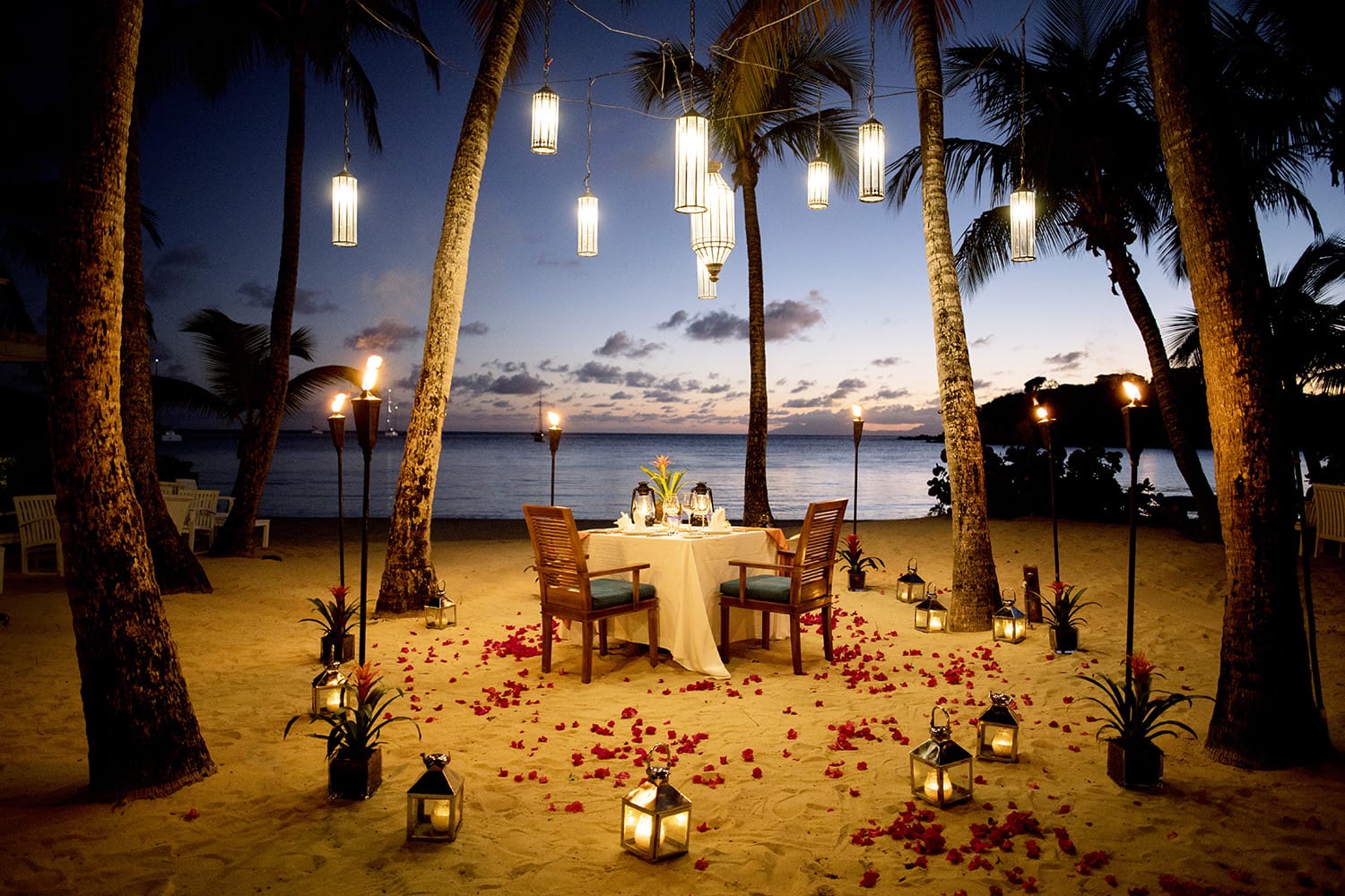 Caribbean yacht charter: Fine dining at the beach · St. Barts