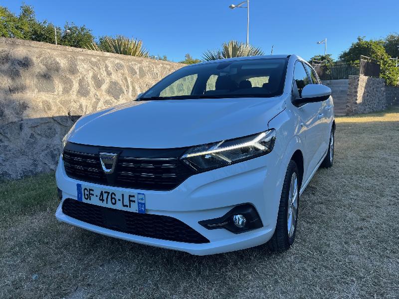 Un véhicule  de la catégorieDACIA SANDERO BLANCHE