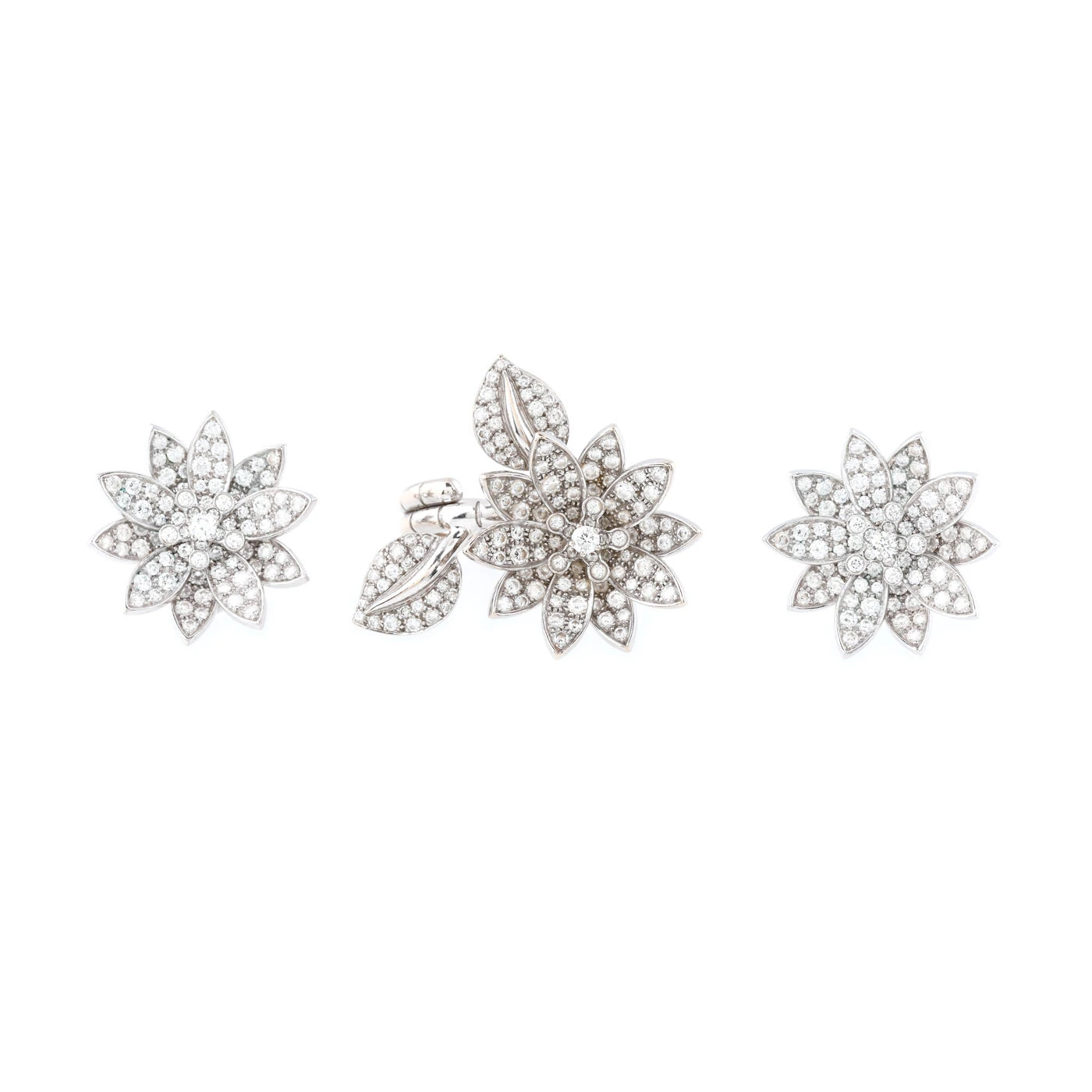 Set Van Cleef & Arpels, din aur alb, format din pereche de cercei și inel mobil, decorat cu motive vegetale pavate cu diamante