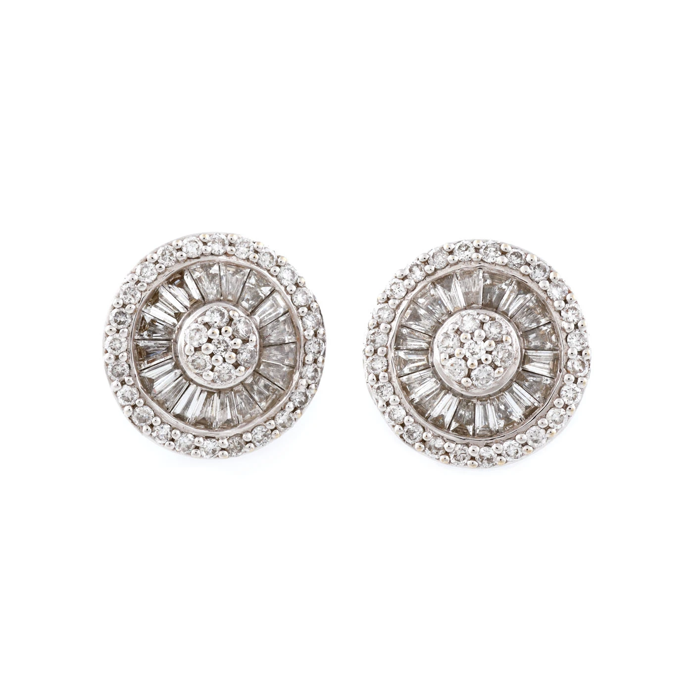 Pereche de cercei din aur alb, decorată cu diamante baghete și rotunde briliant