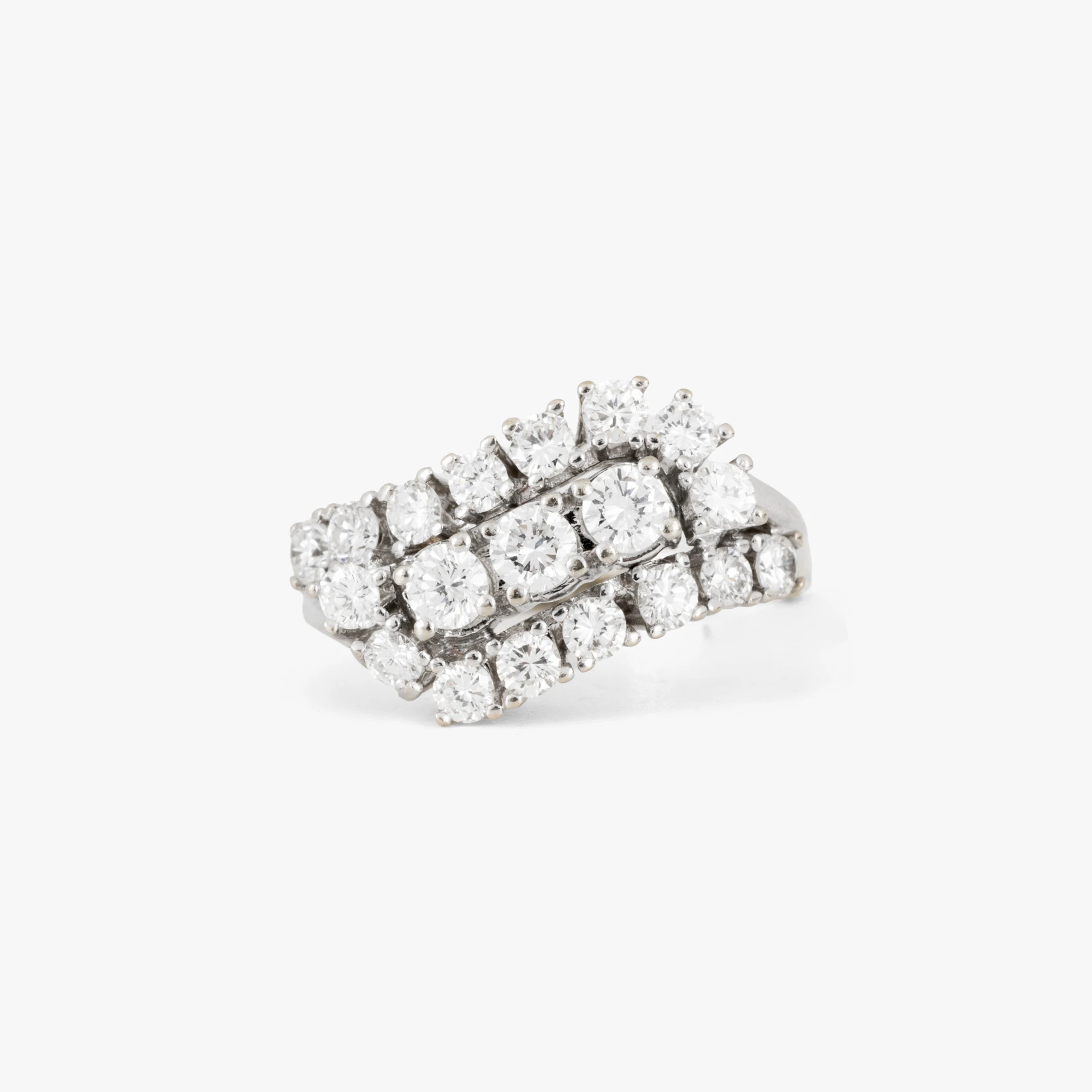 White gold ring, decorated with diamonds, accompanied by an additional gemological certificate