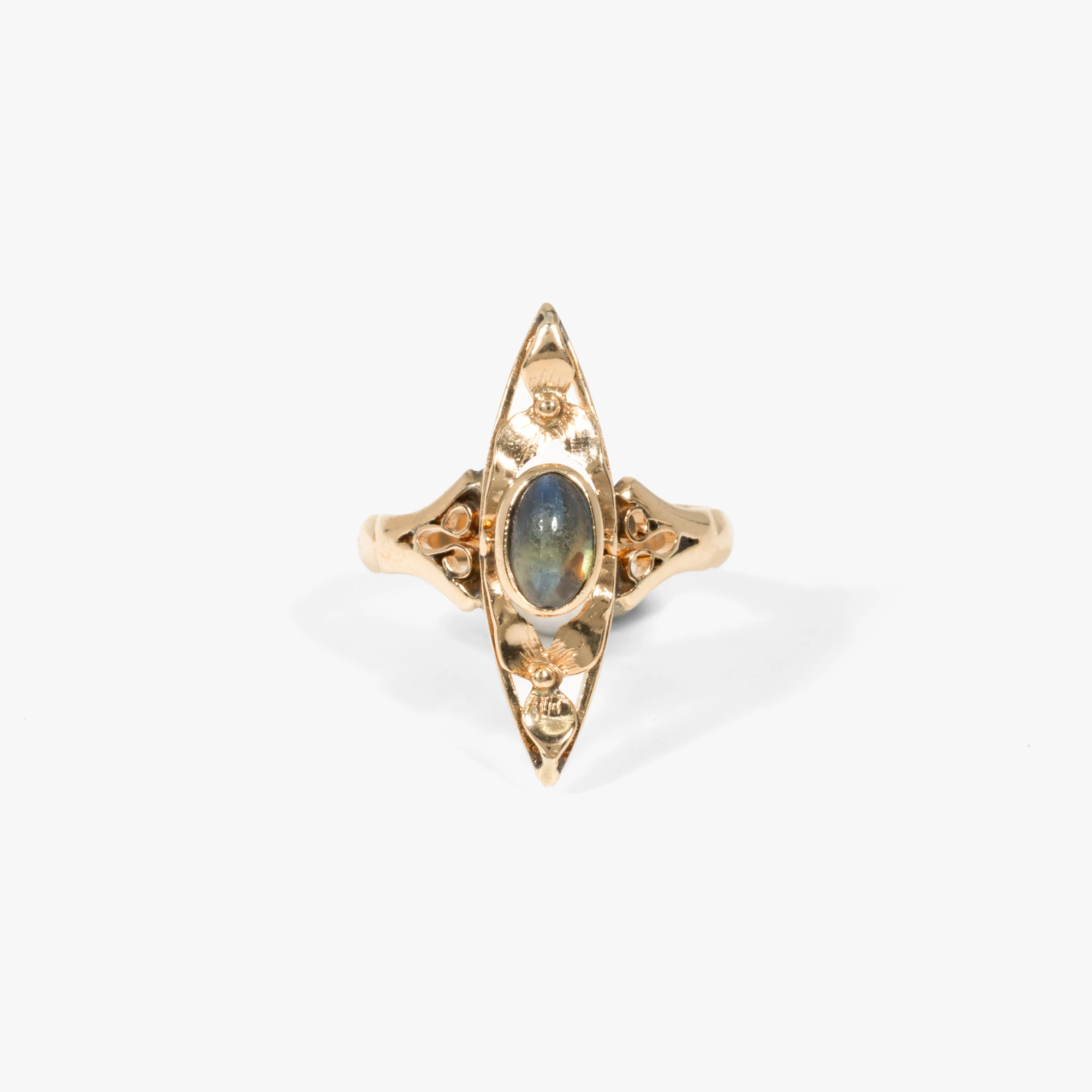 Inel în manieră Art Nouveau, din aur roșu, ornat cu un safir