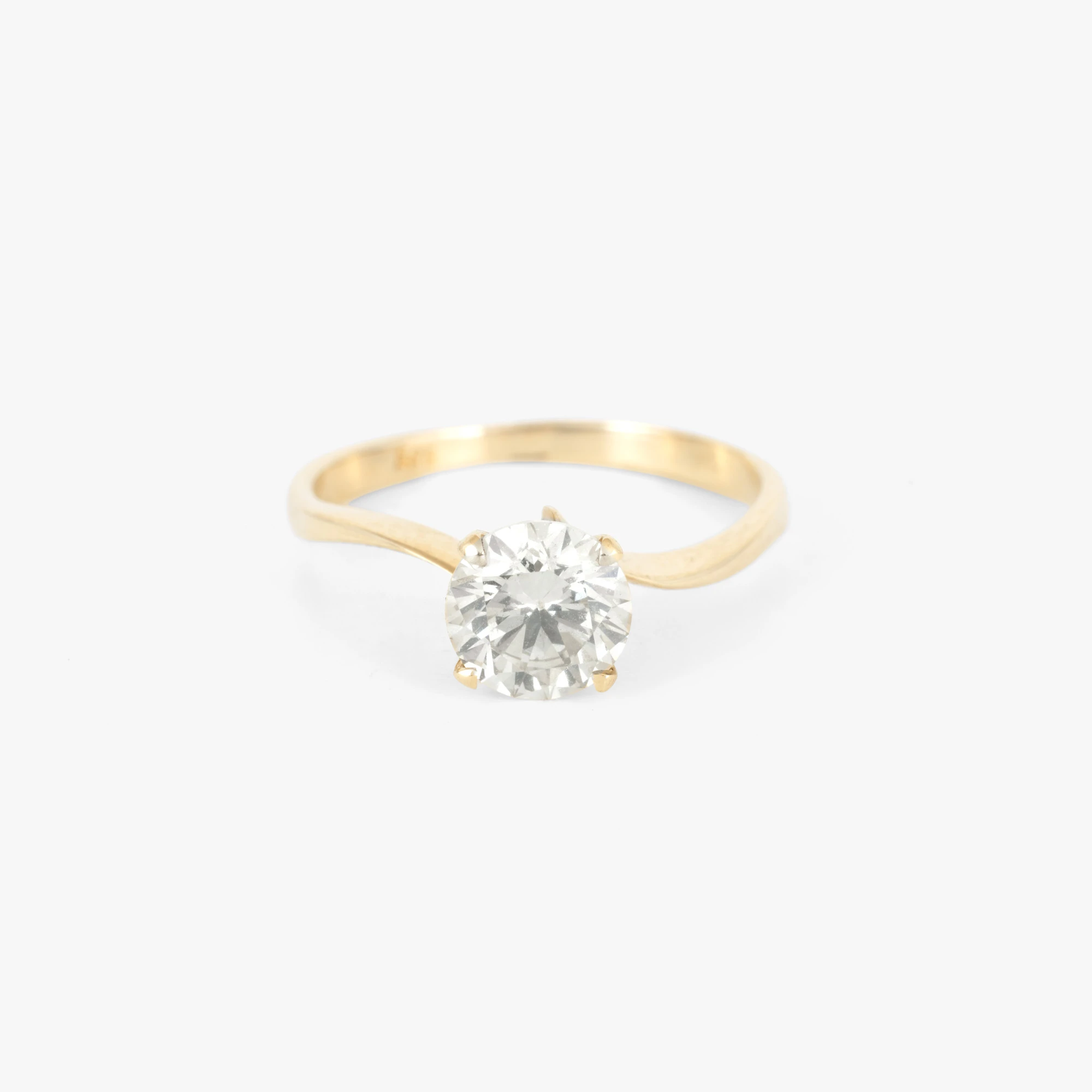 Gold ring decorated with a solitaire diamond, accompanied by a GWLAB gemological certificate