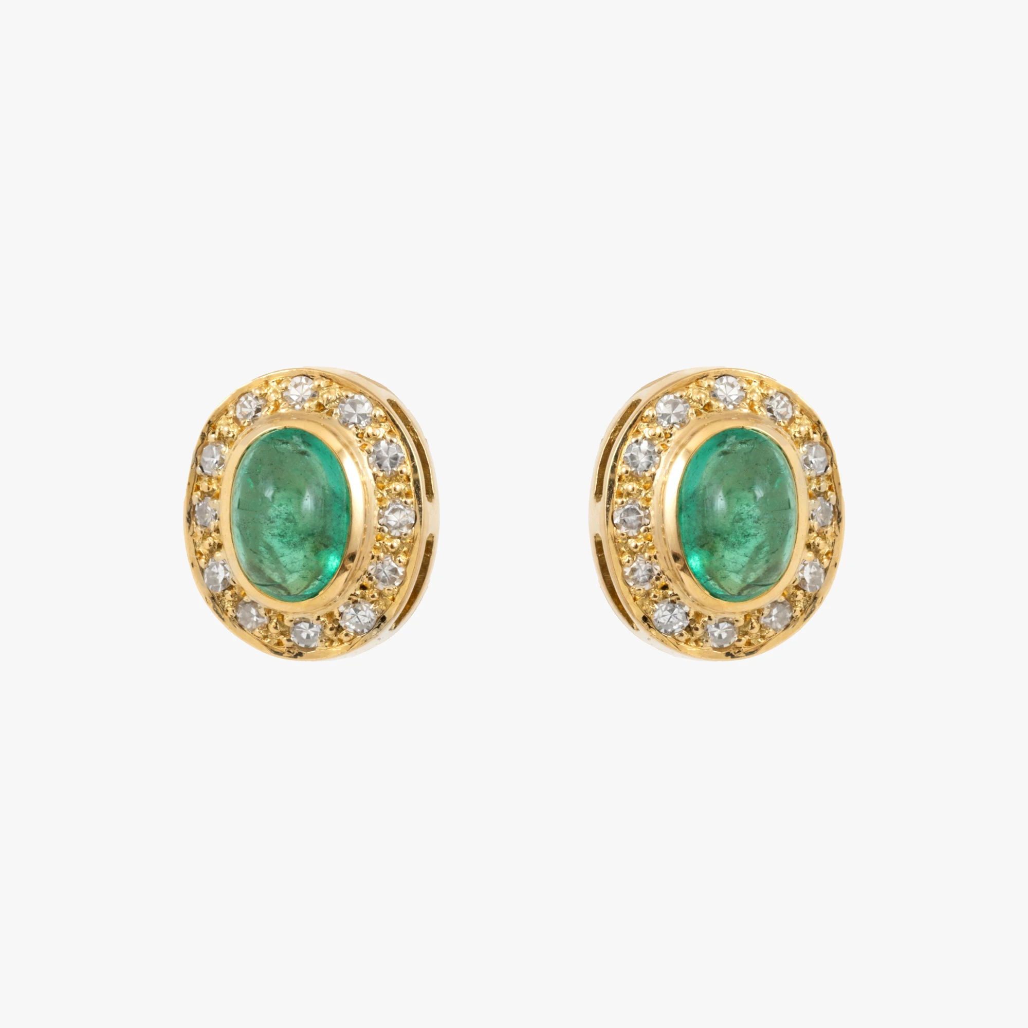 Pereche de cercei clips Carl F. Bucherer din aur, decorată cu smaralde și diamante