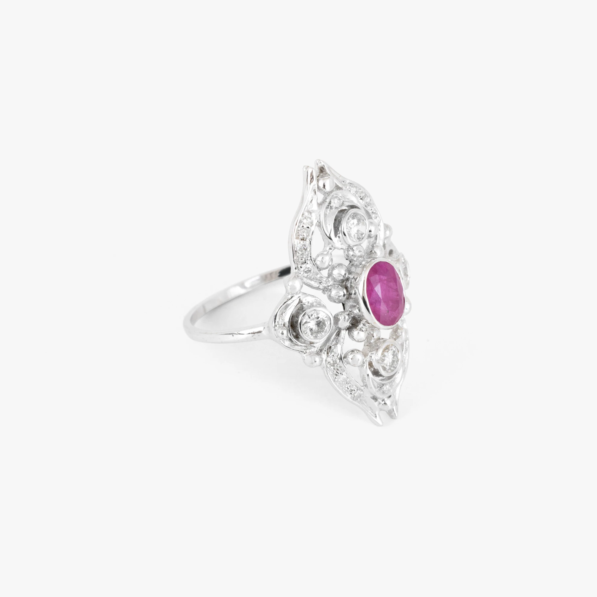 White gold ring in Art Deco style, decorated with diamonds and a central ruby