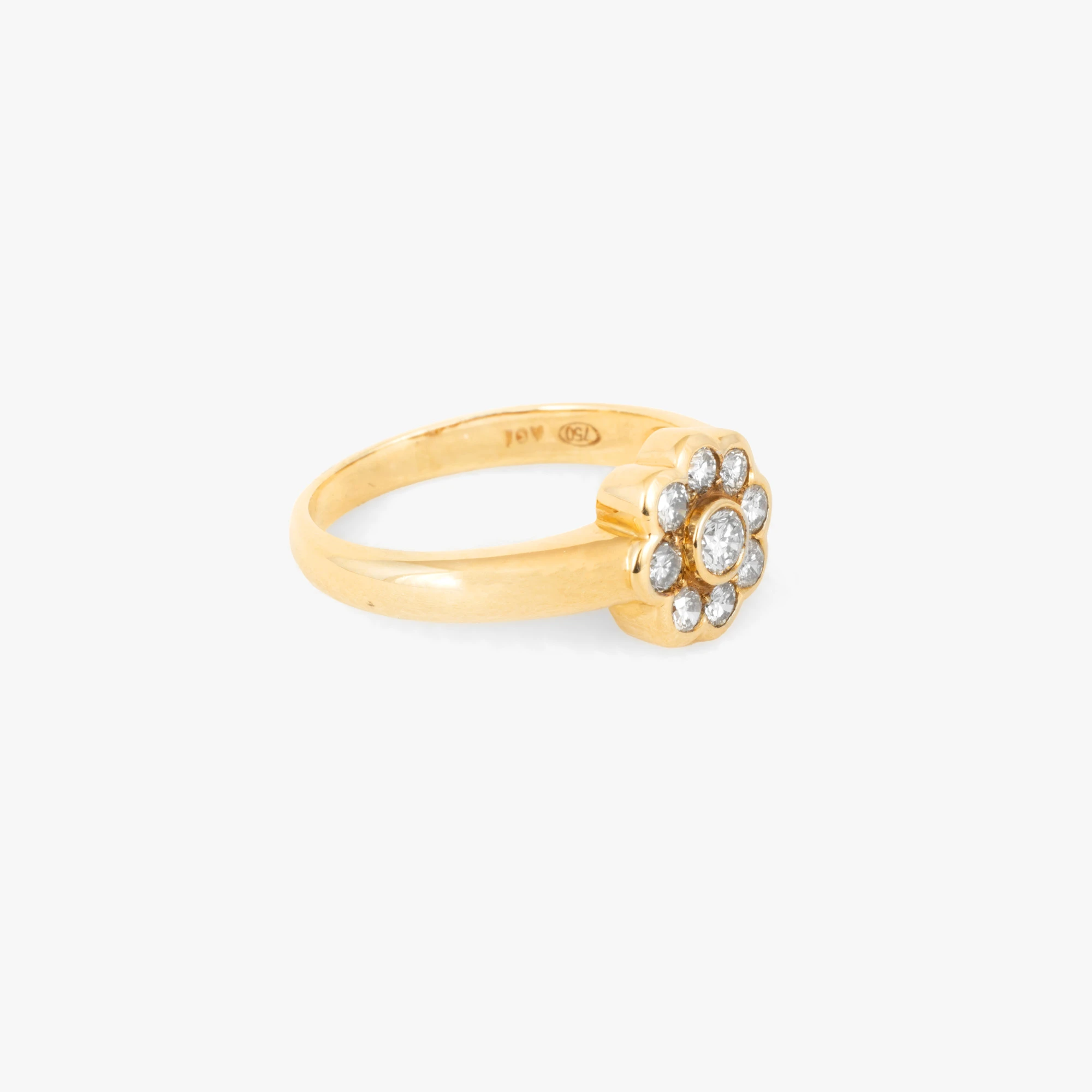 Gold ring decorated with floral arrangement of diamonds, accompanied by an additional gemological certificate