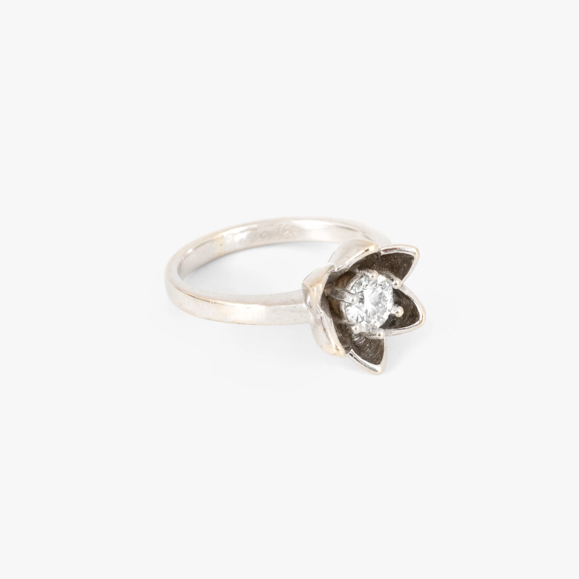 White gold ring, decorated with diamond, accompanied by an additional gemological certificate