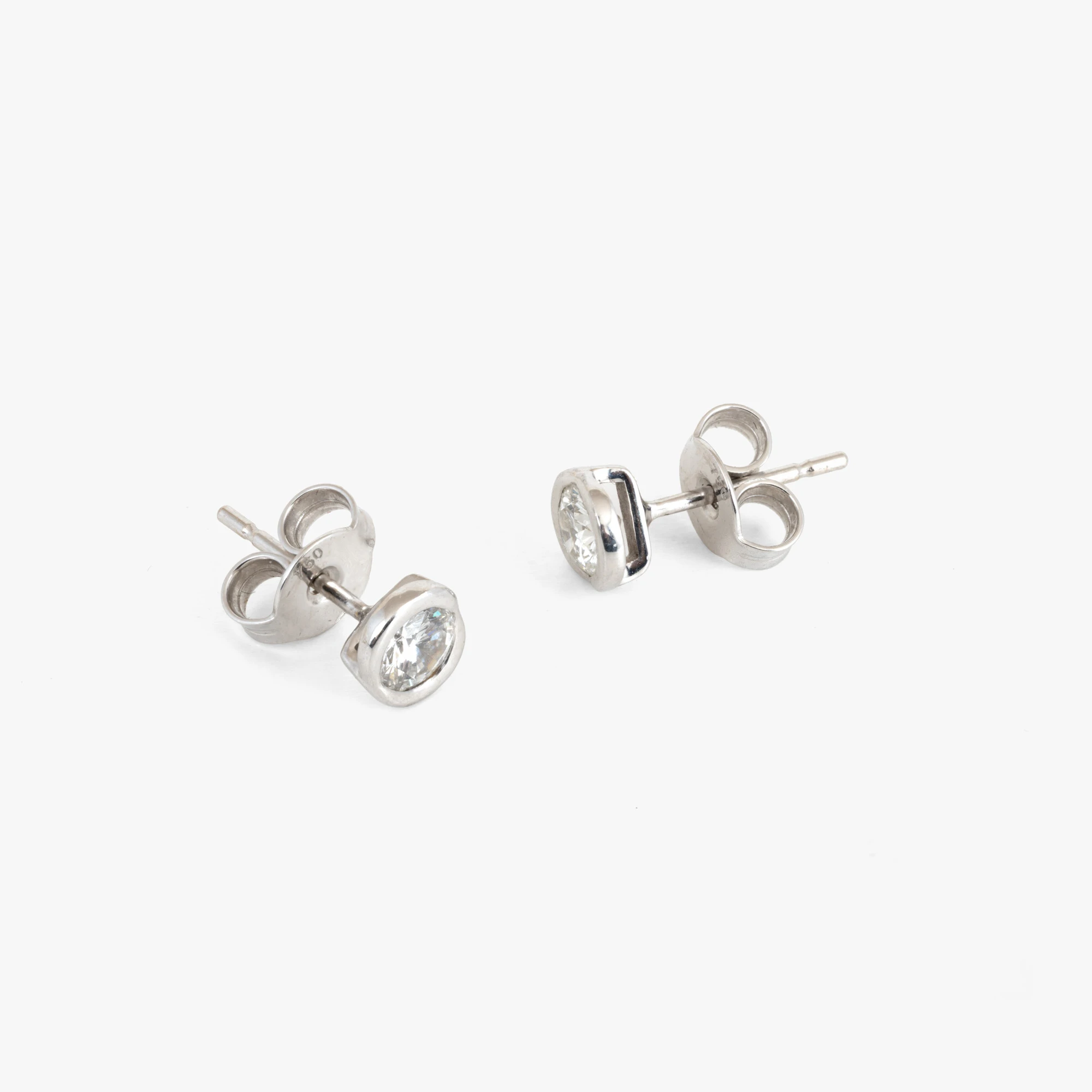 Pair of white gold earrings decorated with diamonds