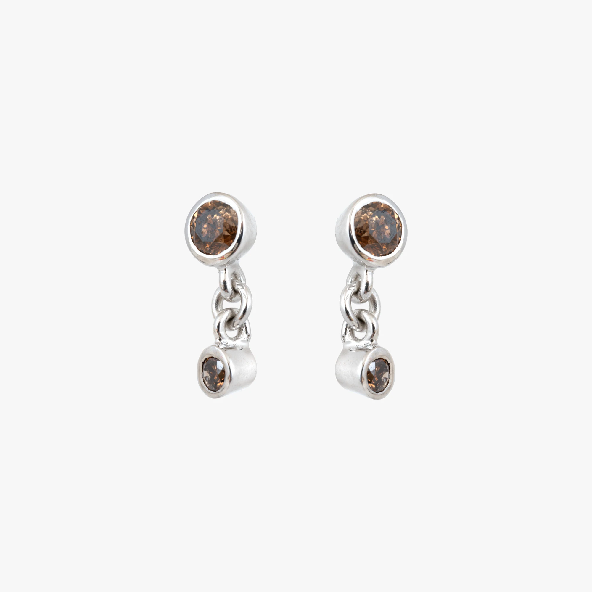 Pair of silver earrings decorated with diamonds, accompanied by an HRD Antwerp gemological certificate