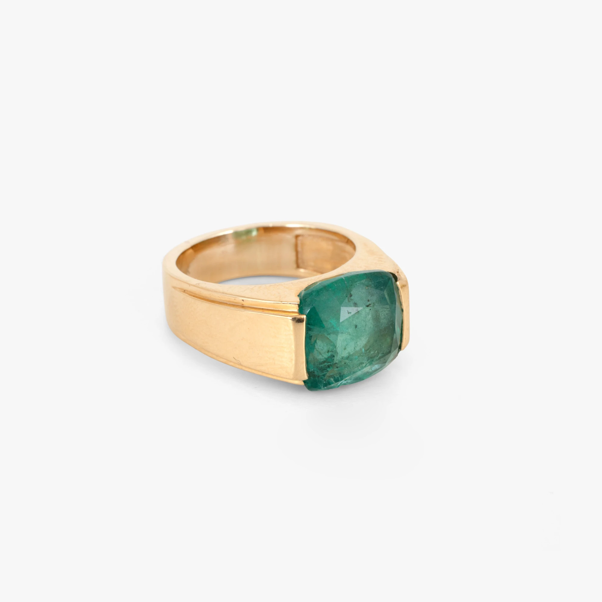 Gold ring decorated with an emerald of approximately 5.64 ct.
