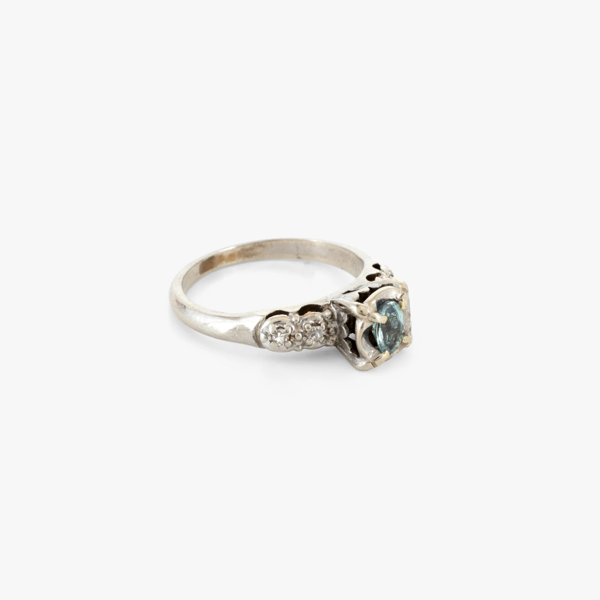 White gold ring decorated with diamonds and alexandrite
